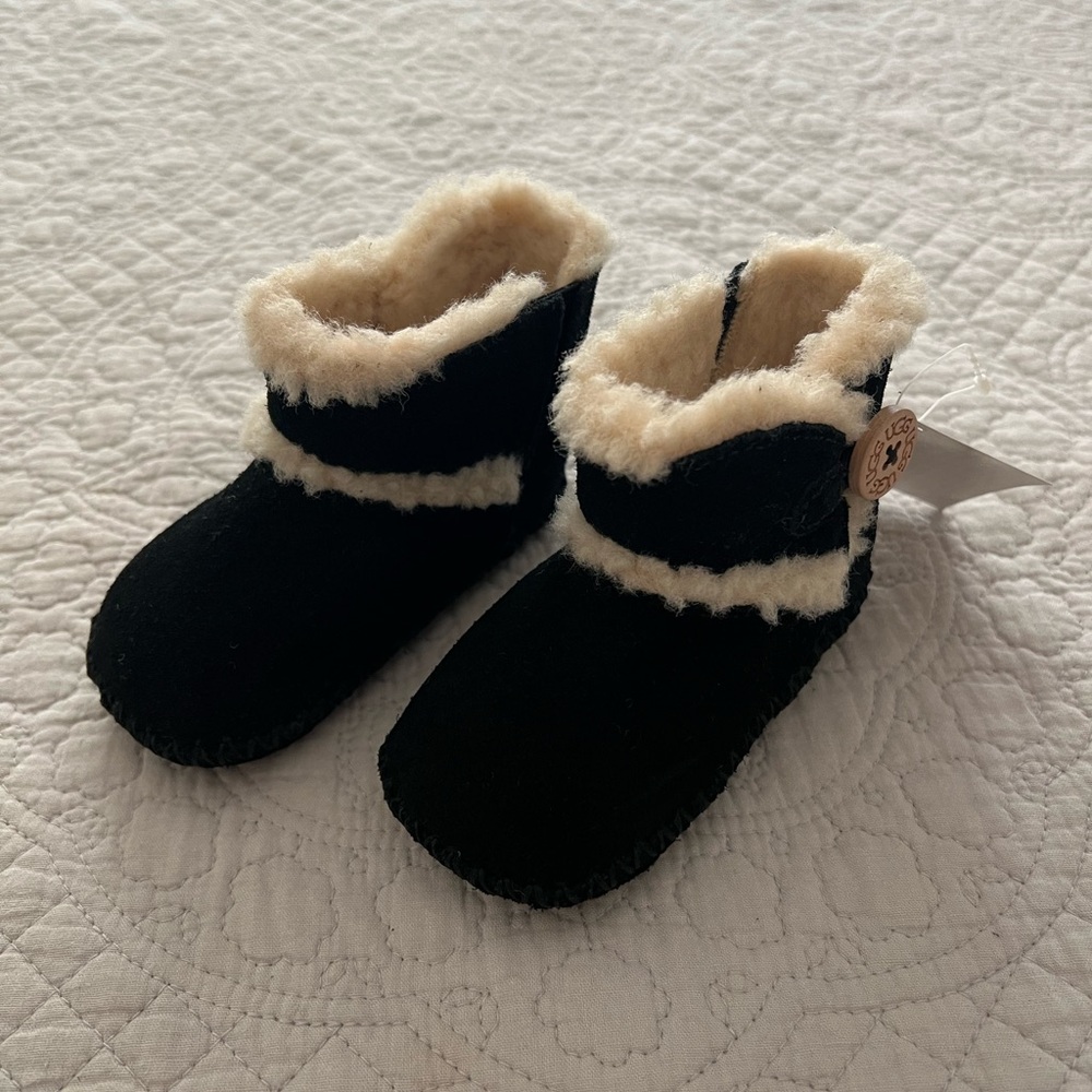 Baby walking UGG slipper, size 2/3, black color